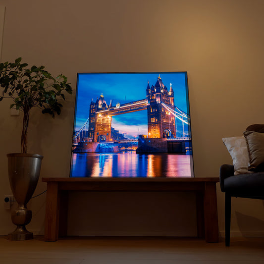 LED-Bild mit Tower Bridge-Motiv und Spiegelungen im Wasser, im dunklen Rahmen