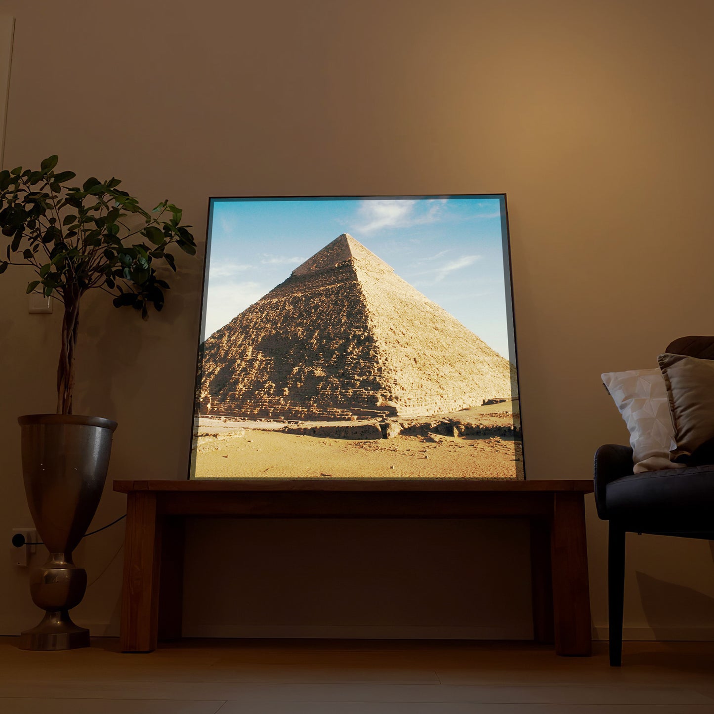 LED-Bild mit zentriertem Pyramidenmotiv von Gizeh im rechteckigen Rahmen