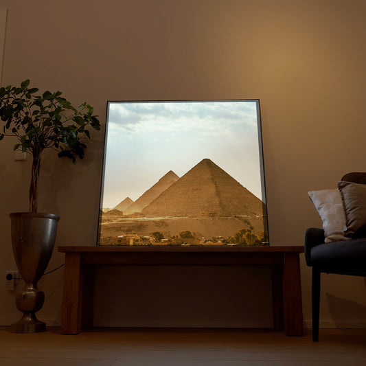 LED-Bild mit Pyramidenmotiv im rechteckigen Rahmen auf Kommode