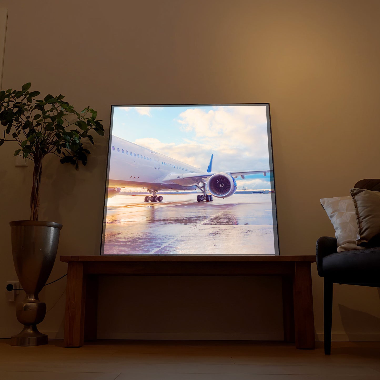 Gerahmtes LED-Bild mit Flugzeug am Flughafen-Gate vor Startbahn