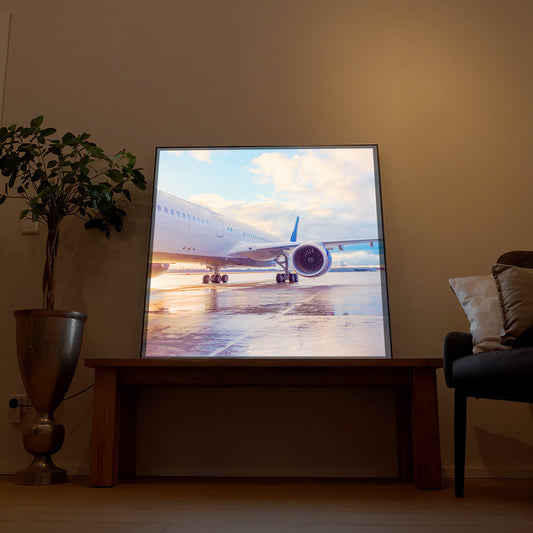 Gerahmtes LED-Bild mit Flugzeug am Flughafen-Gate vor Startbahn