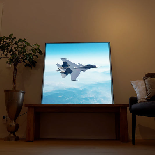 Gerahmtes LED-Bild mit Kampfjet F35 über Bergen und Wolken im blauen Himmel