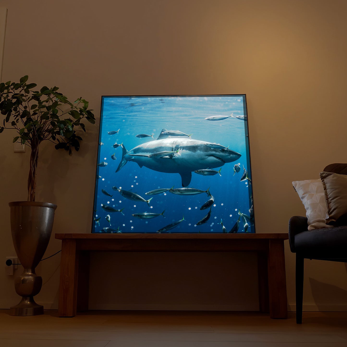 LED-Bild mit Haifisch im blauen Meer im stehenden rechteckigen Rahmen