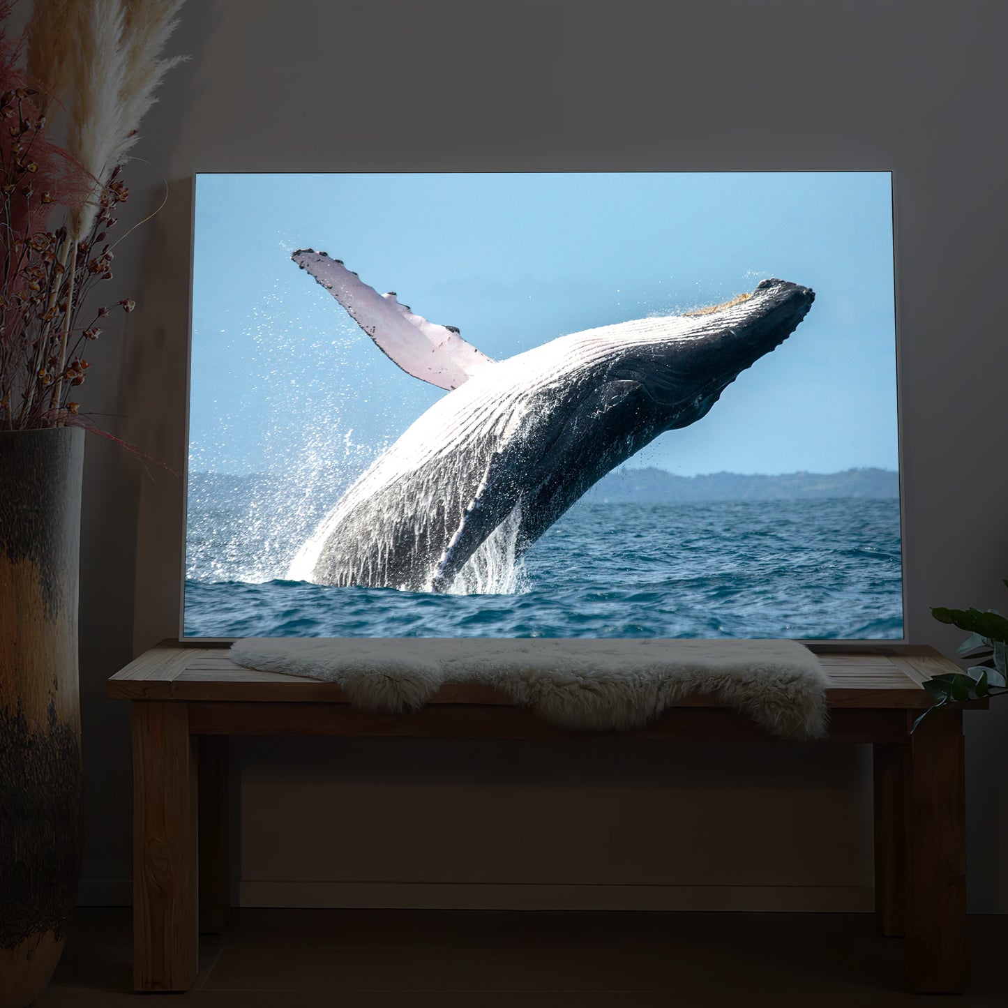 Gerahmtes LED-Bild mit Buckelwal beim Sprung über dem Meer, Himmel und Horizont