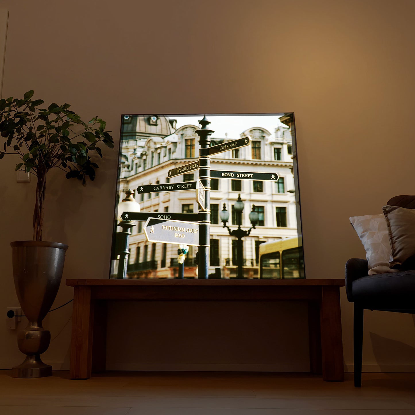 LED-Bild im Rahmen mit beleuchtetem Motiv von Straßenschildern und Gebäuden
