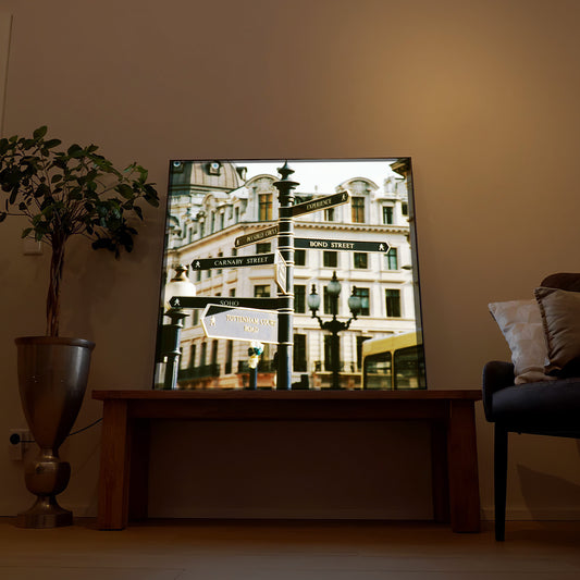 LED-Bild im Rahmen mit beleuchtetem Motiv von Straßenschildern und Gebäuden