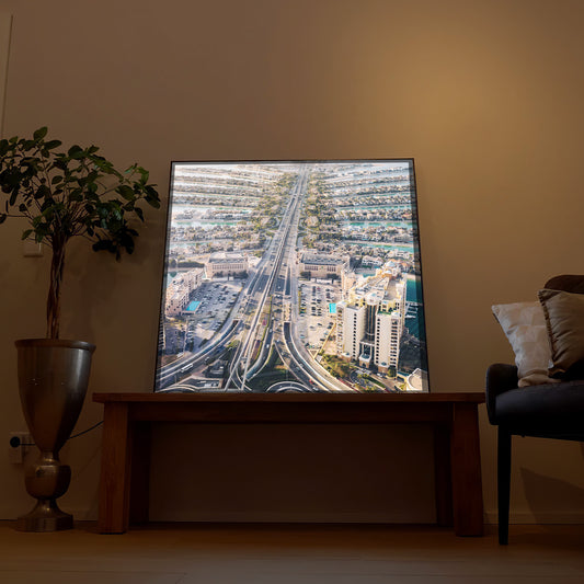 Gerahmtes LED-Bild mit Straßen- und Skyline-Ansicht, im dunklen Rahmen, rechteckig.