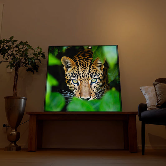 LED-Bild mit Leopardenkopf, braun-gelbes Fellmuster, dunkler Holzrahmen