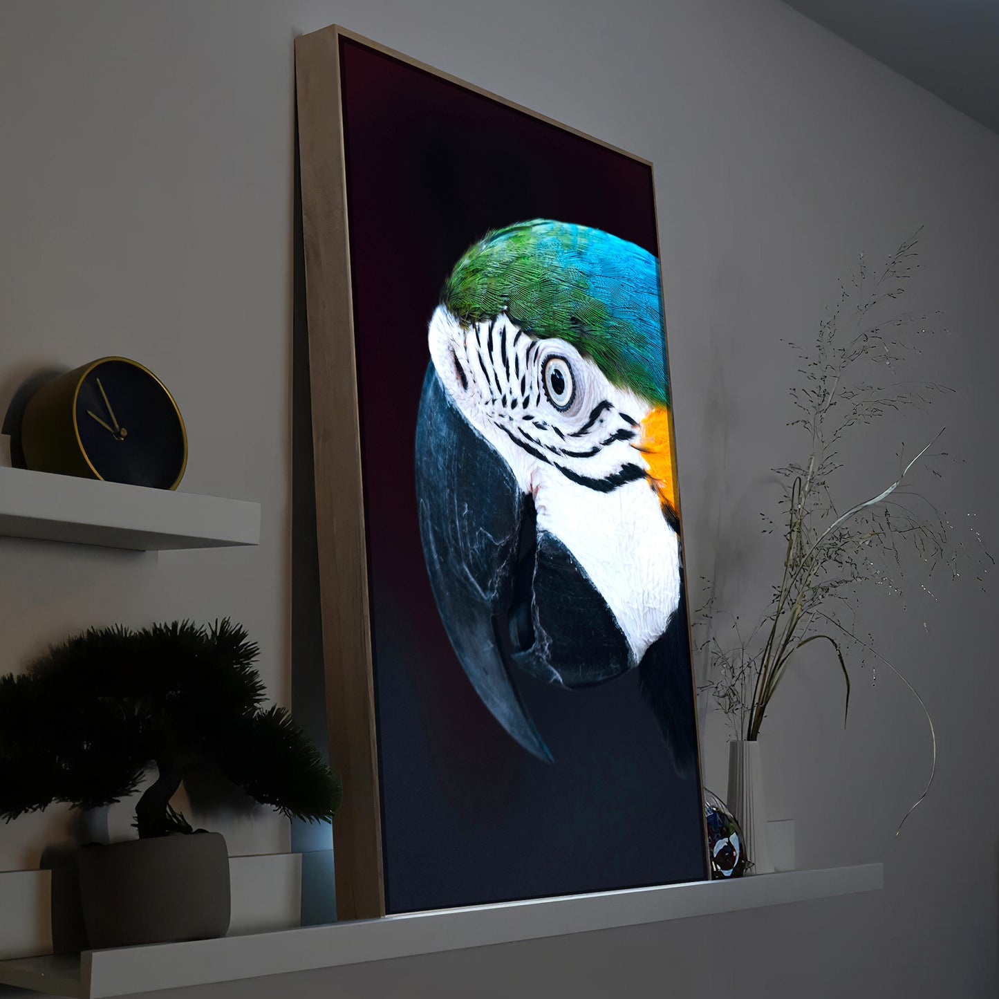 LED-Bild mit Papagei-Nahaufnahme im Holzrahmen
