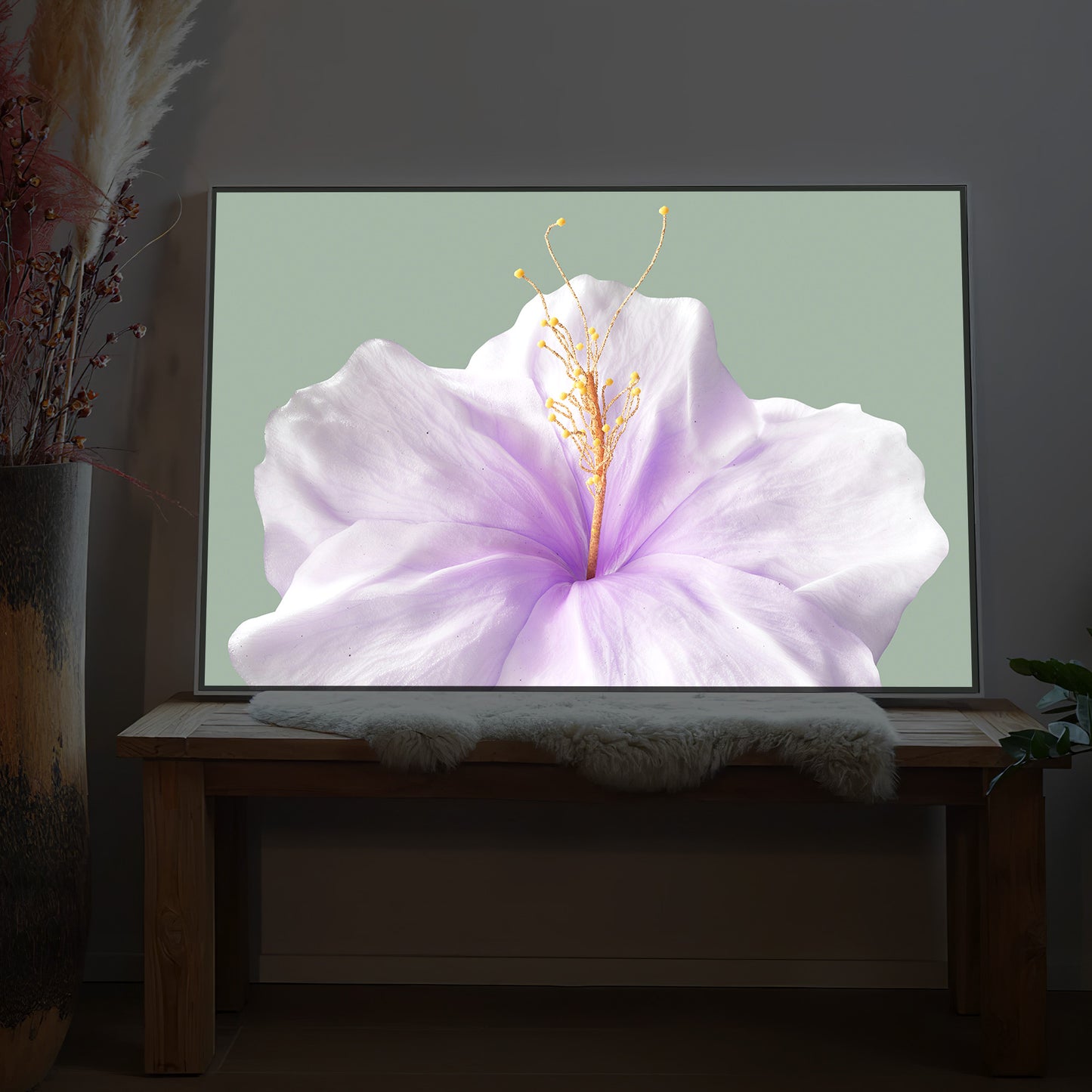 LED-Bild mit lilafarbener Blüte und leuchtendem Stiel, im Rahmen
