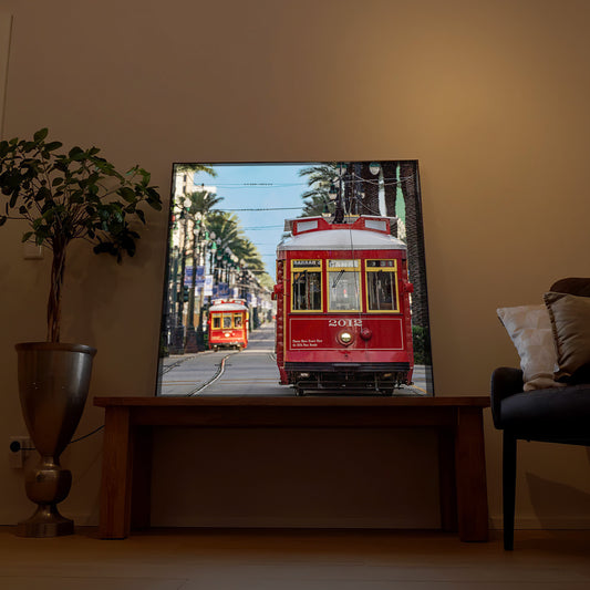 Gerahmtes LED-Bild mit zwei roten Straßenbahnen, Blick auf die Stadtstraße