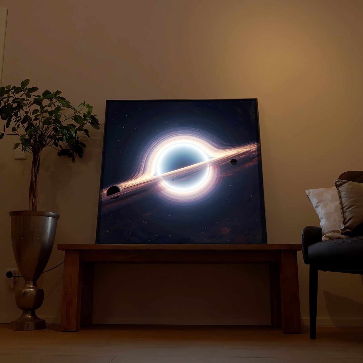 LED-Bild mit schwarzem Rahmen: Allmotiv mit leuchtendem Ring und Flugbahn