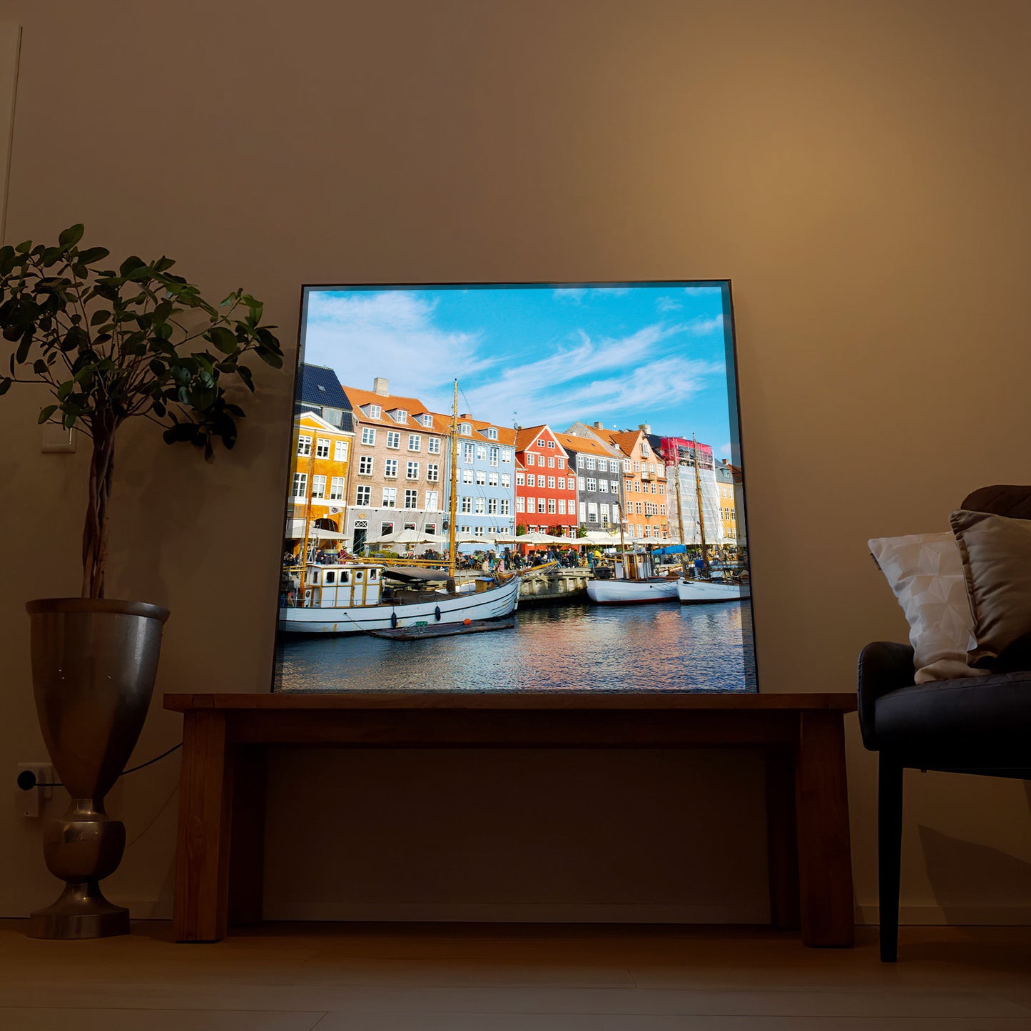 LED-Bild im schmalen Rahmen, Hafen mit mehrfarbigen Häusern und Booten