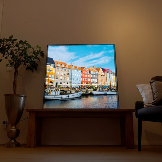 LED-Bild im schmalen Rahmen, Hafen mit mehrfarbigen Häusern und Booten