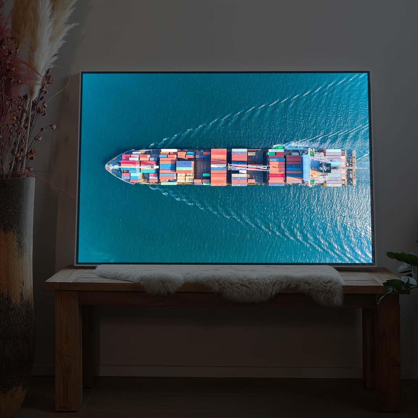 LED-Bild mit Containerschiff von oben, leuchtende Wasser- und Hafenszene