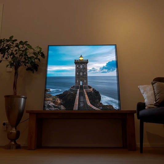 Gerahmtes LED-Bild mit Leuchtturm auf Felsen, Meerblick