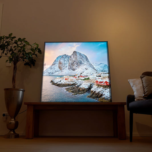 LED-Bild mit dunklem Rahmen, Landschaftsmotiv mit Meer, Inseln und rotem Ort