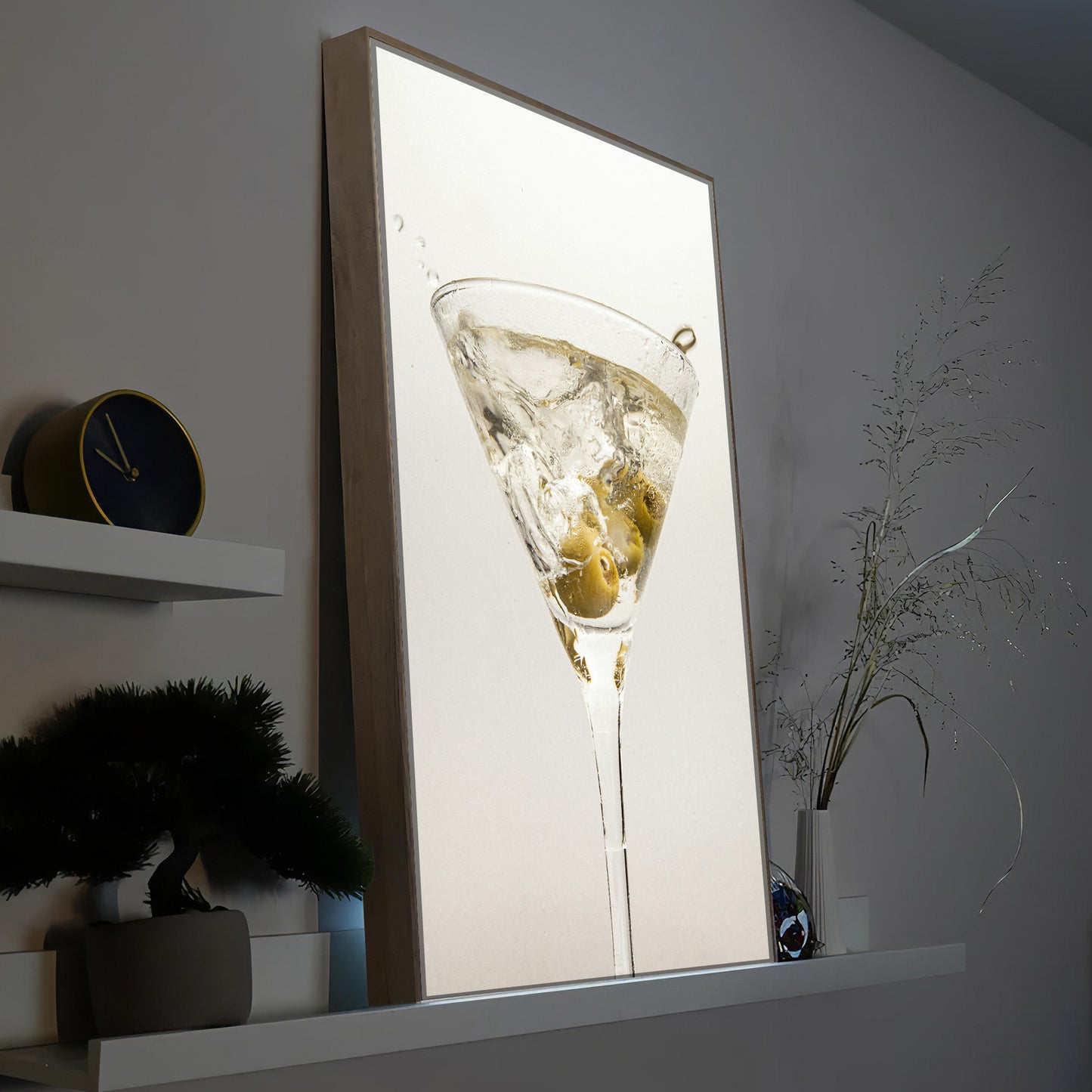 Martini-Cocktail-LED-Bild mit Rahmen aus Holz, Glas mit Getränk, gelblich.