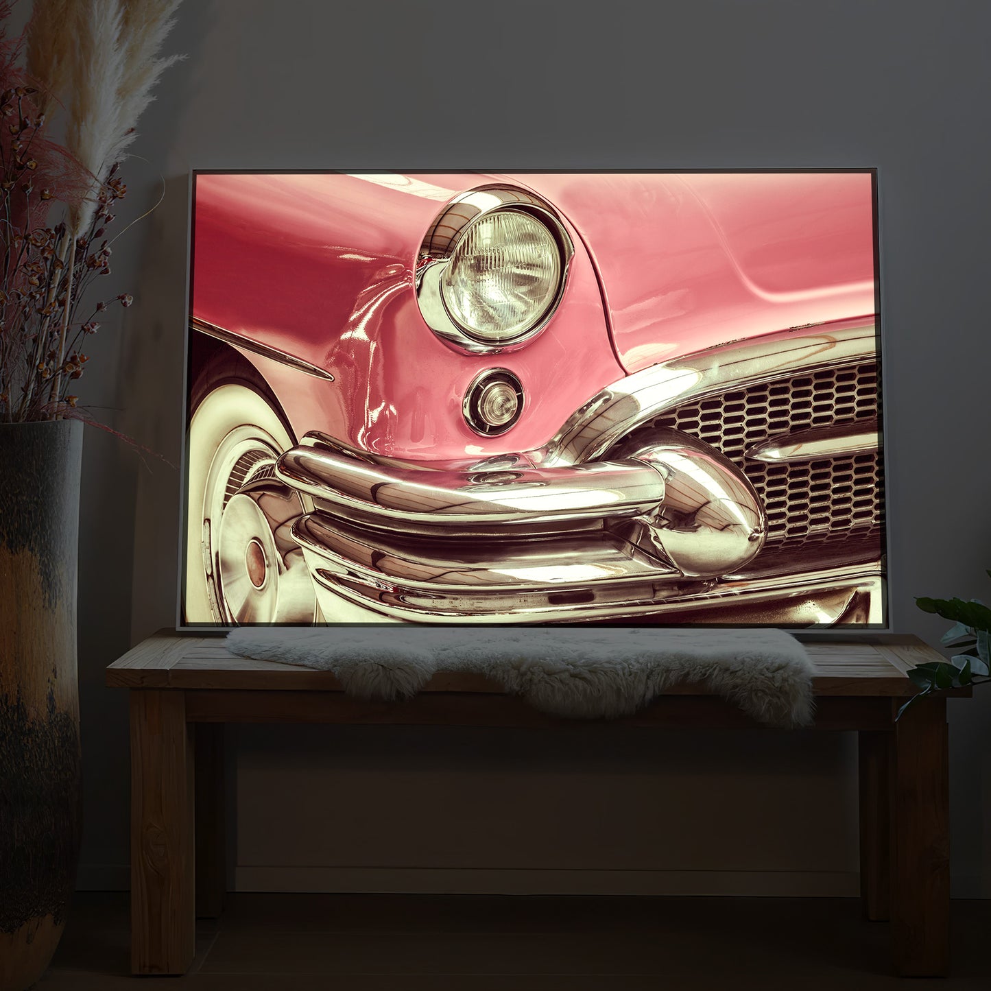 LED-Bild mit Frontansicht eines roten Oldtimers im schwarzen Rahmen