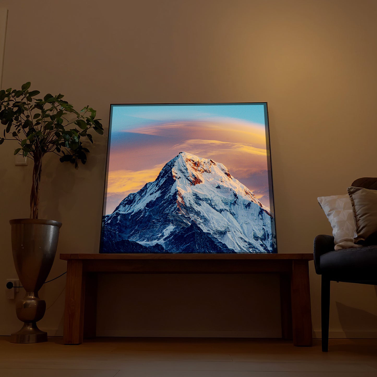 LED-Bild mit Berggipfel bei Sonnenuntergang im schwarzen Rahmen