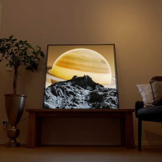 LED-Bild mit schwarzem Rahmen: leuchtender Saturn über Berglandschaft