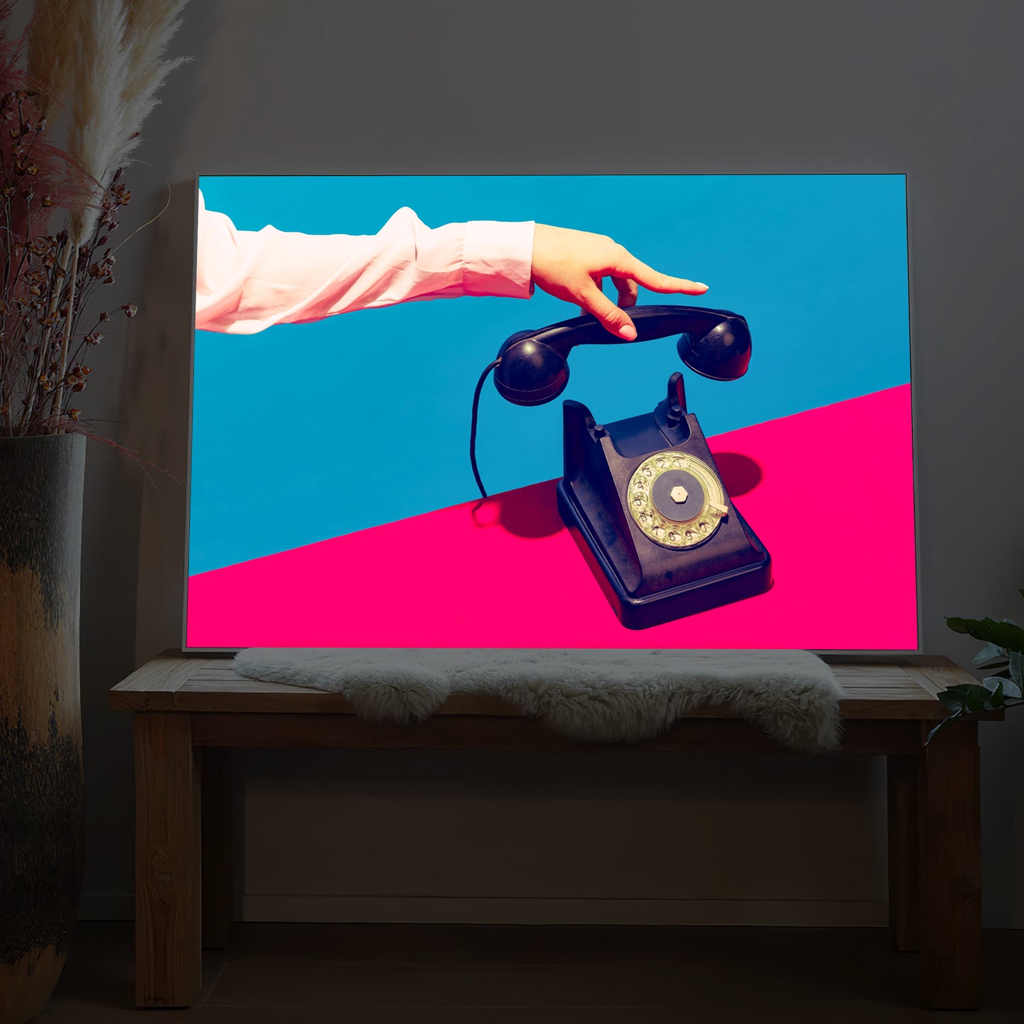LED-Bild mit Vintage-Telefon (Schwarz) und Hand, farbige Flächen