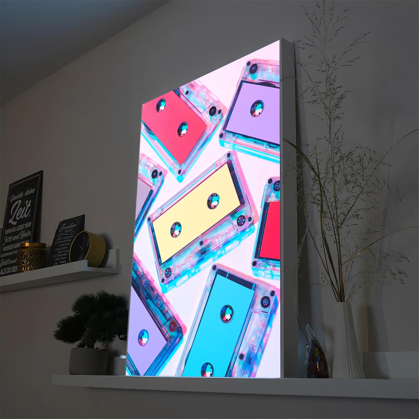 LED-Bild mit schwarzem Rahmen, abstraktes Kassettenmotiv mit leuchtenden Farben