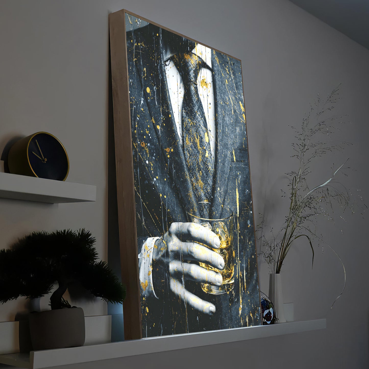 LED-Bild im Holzrahmen mit Hand im Anzug und goldenen Farbspritzern