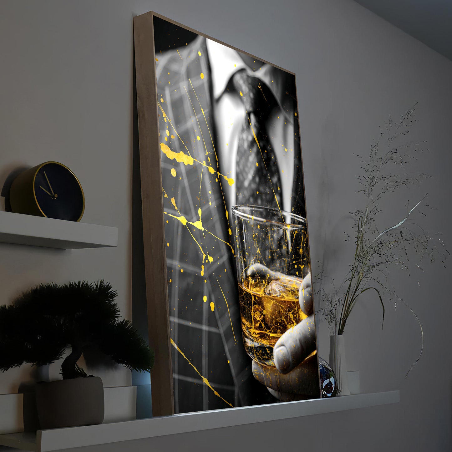 LED-Bild im Holzrahmen mit goldfarbenen Lichtlinien und Person im Anzug