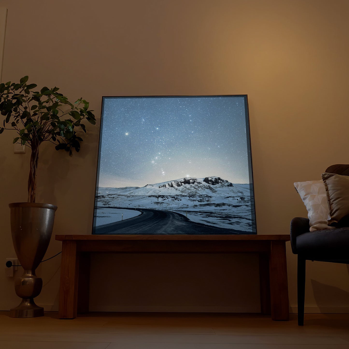 Norwegisches Sternenhimmel-LED-Bild mit schwarzem Rahmen und verschneiter Landschaft