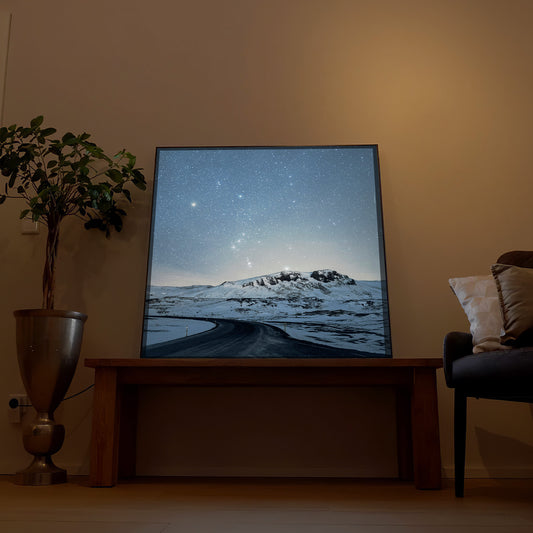 Norwegisches Sternenhimmel-LED-Bild mit schwarzem Rahmen und verschneiter Landschaft