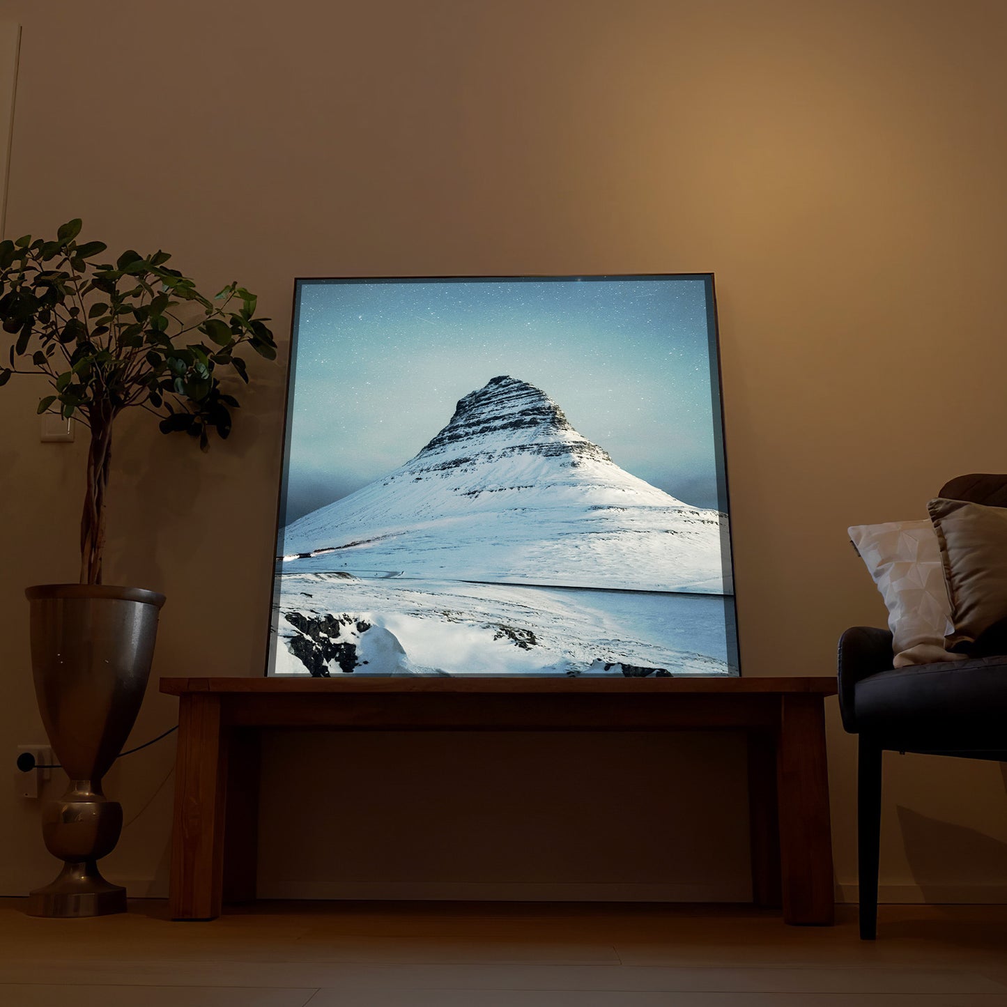 Gerahmtes LED-Bild mit Bergmotiv in Nachtstimmung, Schnee und dunklem Rahmen