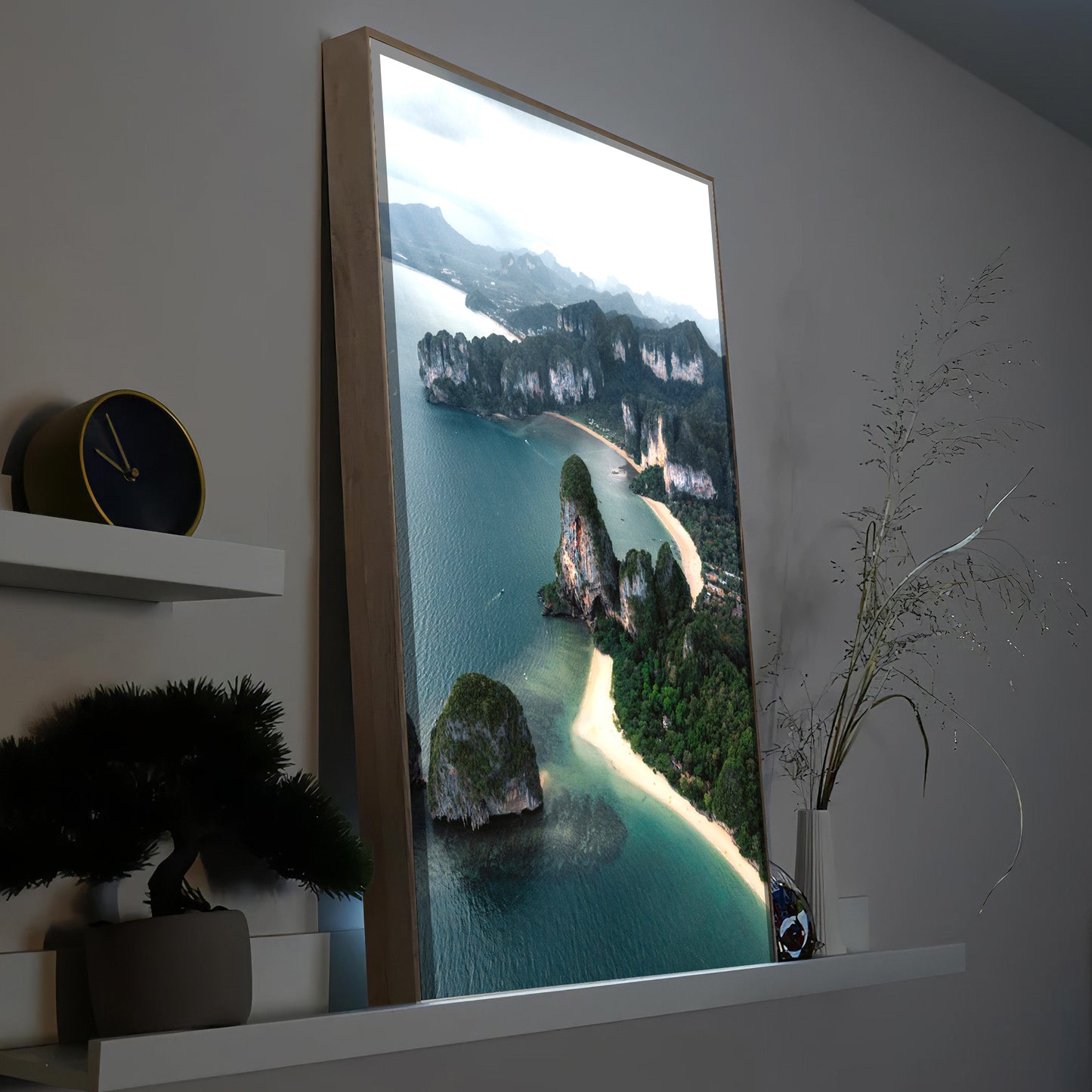 Bild im Holzrahmen, schräg fotografiert, Küste mit Sandstrand und Felsen