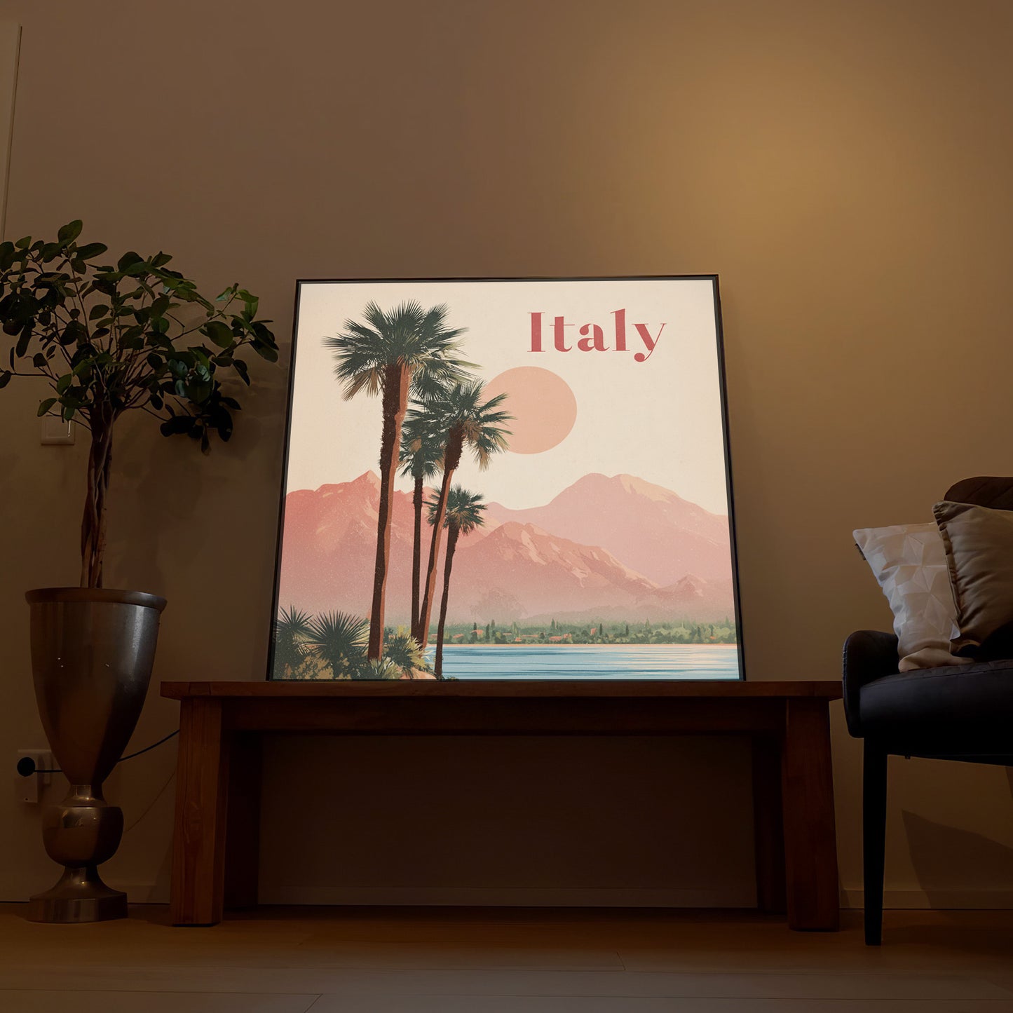 Gerahmtes LED-Bild mit Italien-Landschaft: Palmen vor Bergen, Wasser, Schriftzug Italy