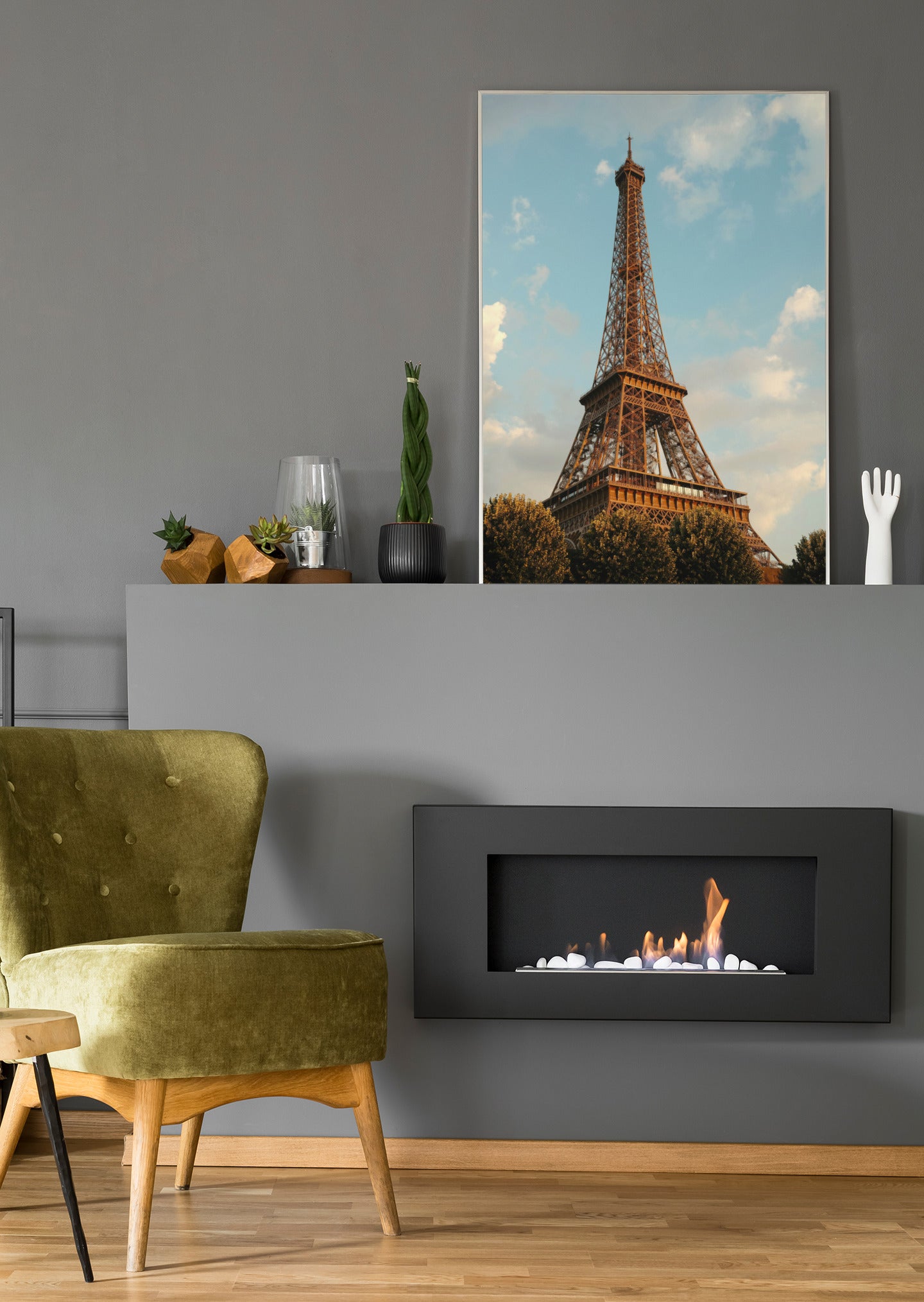 Wandbild mit Eiffelturm-Motiv, klein gerahmt über Kamin