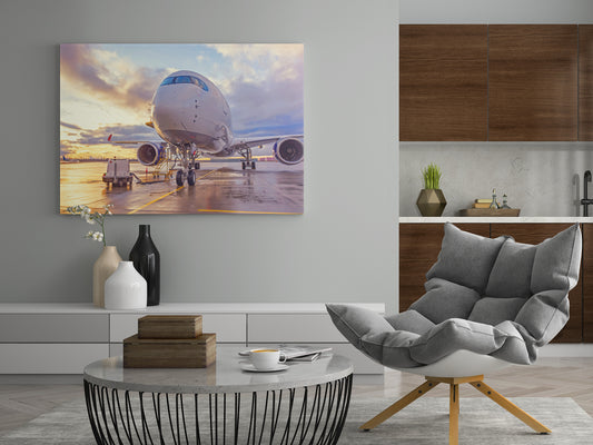 Flugzeug-Poster an der Wand, Jet mit Frontansicht auf nassem Rollfeld