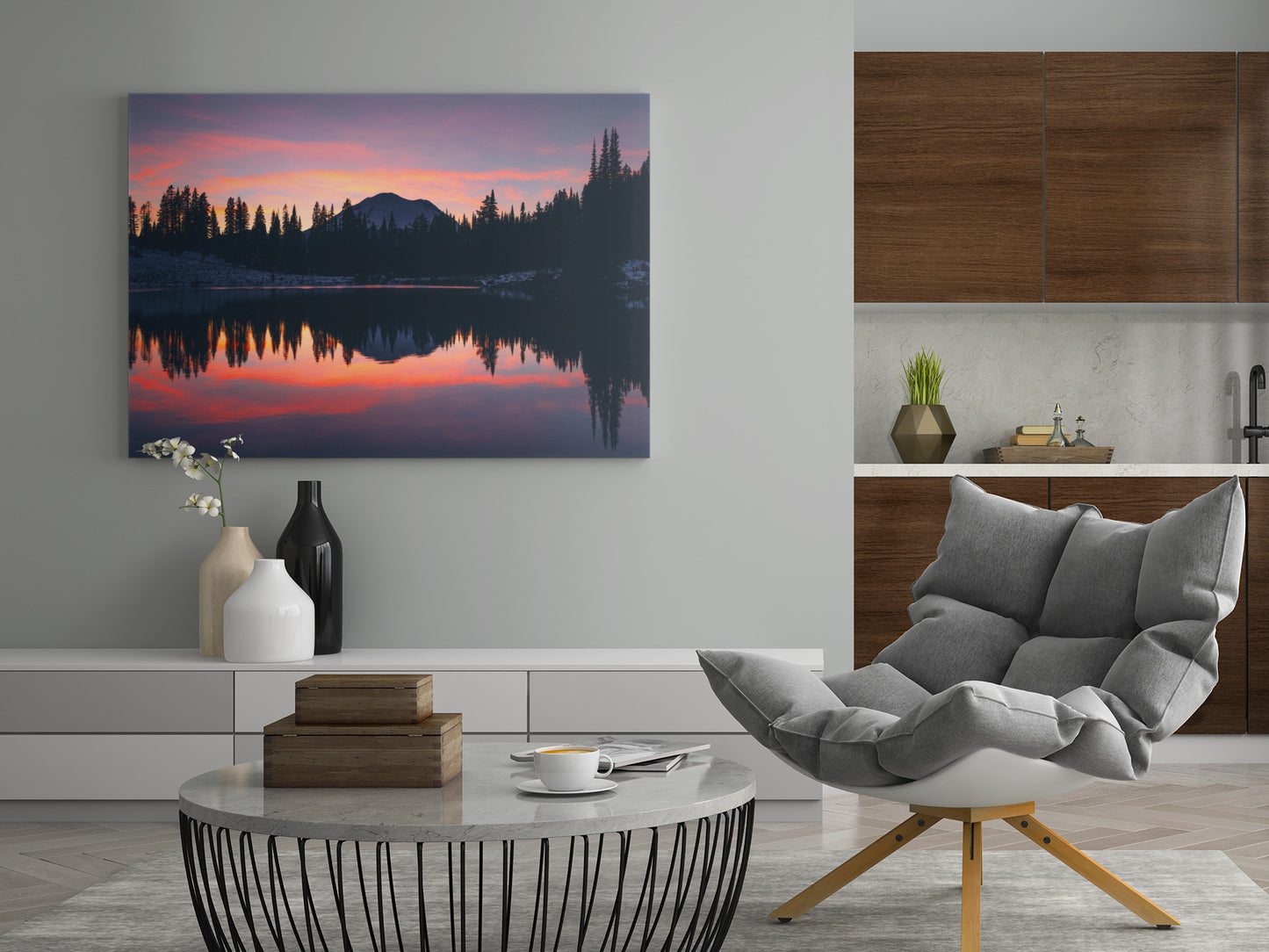 Landschafts-Poster an der Wand mit Bergsee, Bergen und Sonnenuntergangsfarben