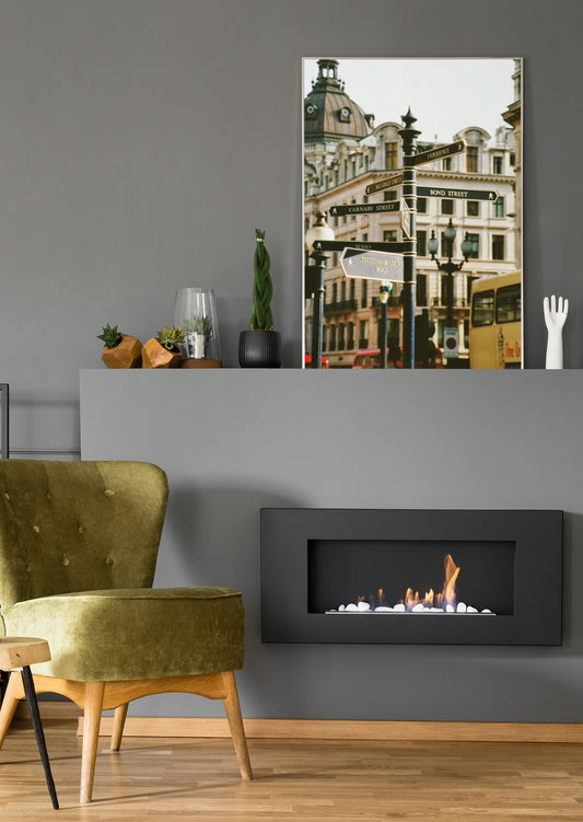 Wandposter mit Wegweiser-Motiv: historische Gebäude und Straßenschilder