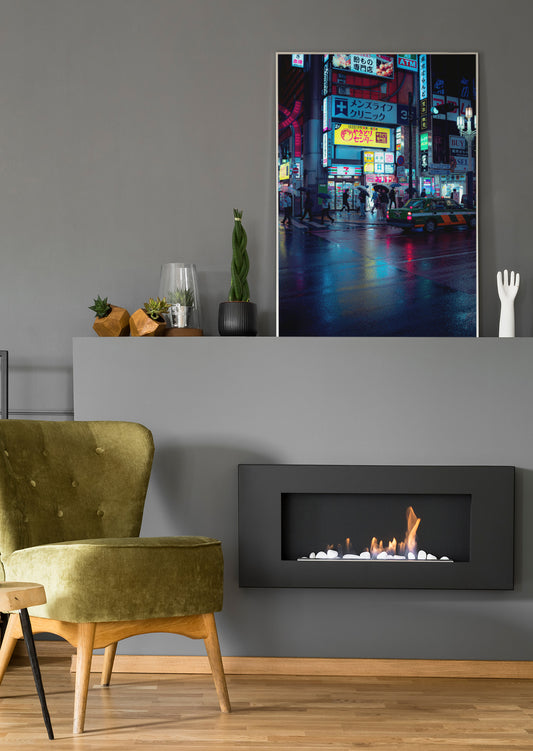 Wandbild auf Leinwand mit Neon-Stadt bei Nacht, Spiegelungen auf nassem Straßenbelag.