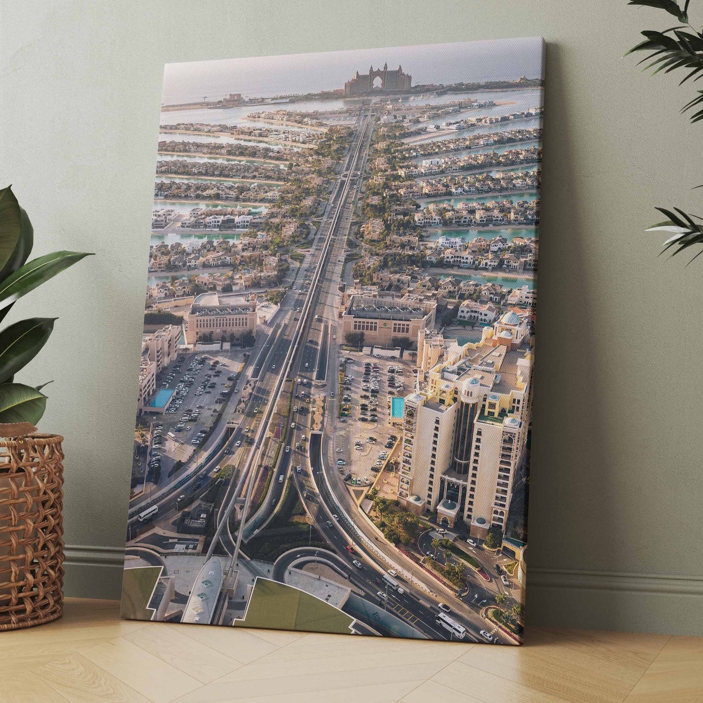 Palm Jumeirah Dubai Leinwand: Luftaufnahme mit großer Straße und Küste, im Hochformat