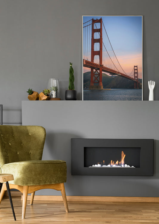 Gerahmtes Brückenbild mit roter Golden Gate Bridge, aufgehängt über Kamin