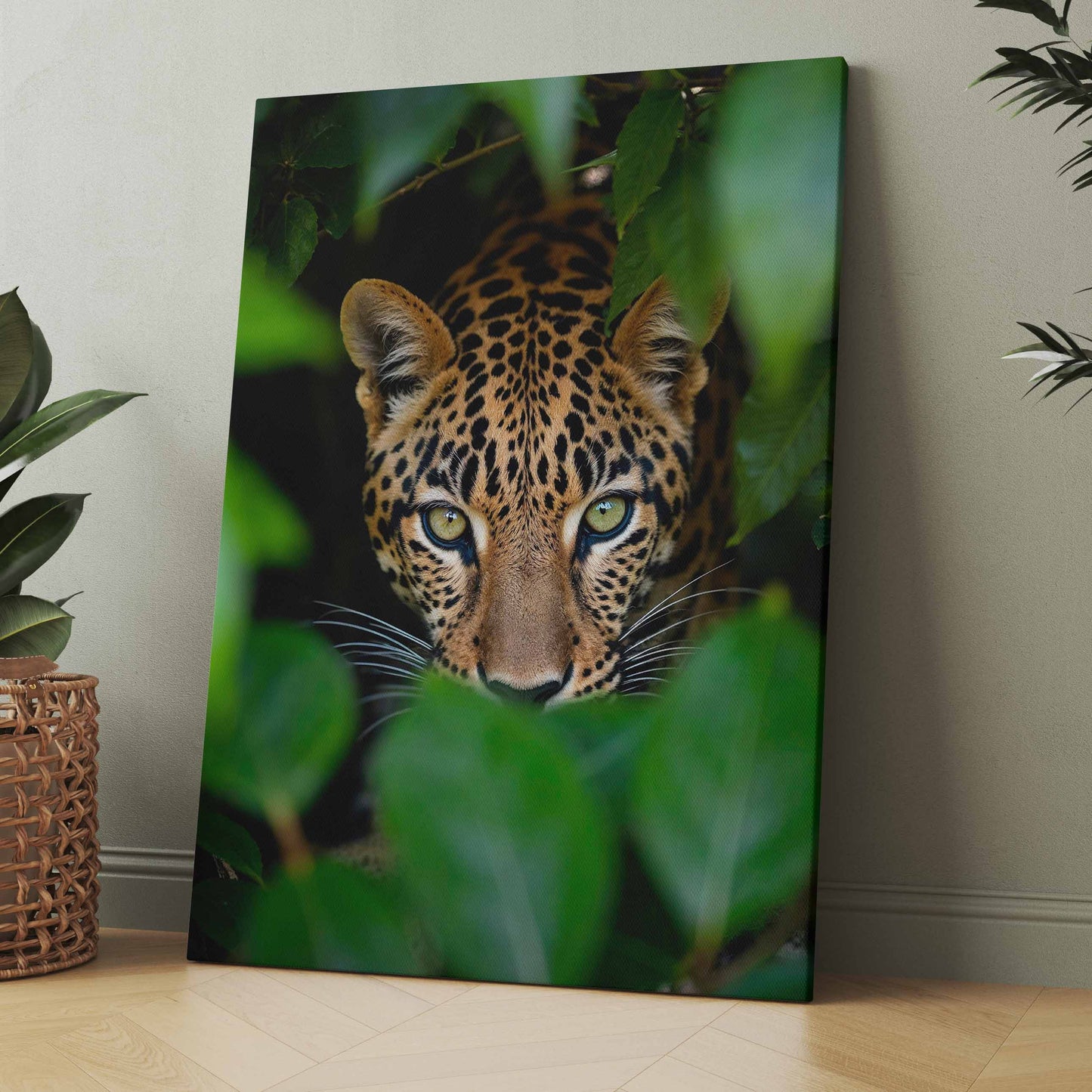 Leoparden-Nahaufnahme auf Wandbild: gelbes Gesicht mit schwarzen Flecken und Augen