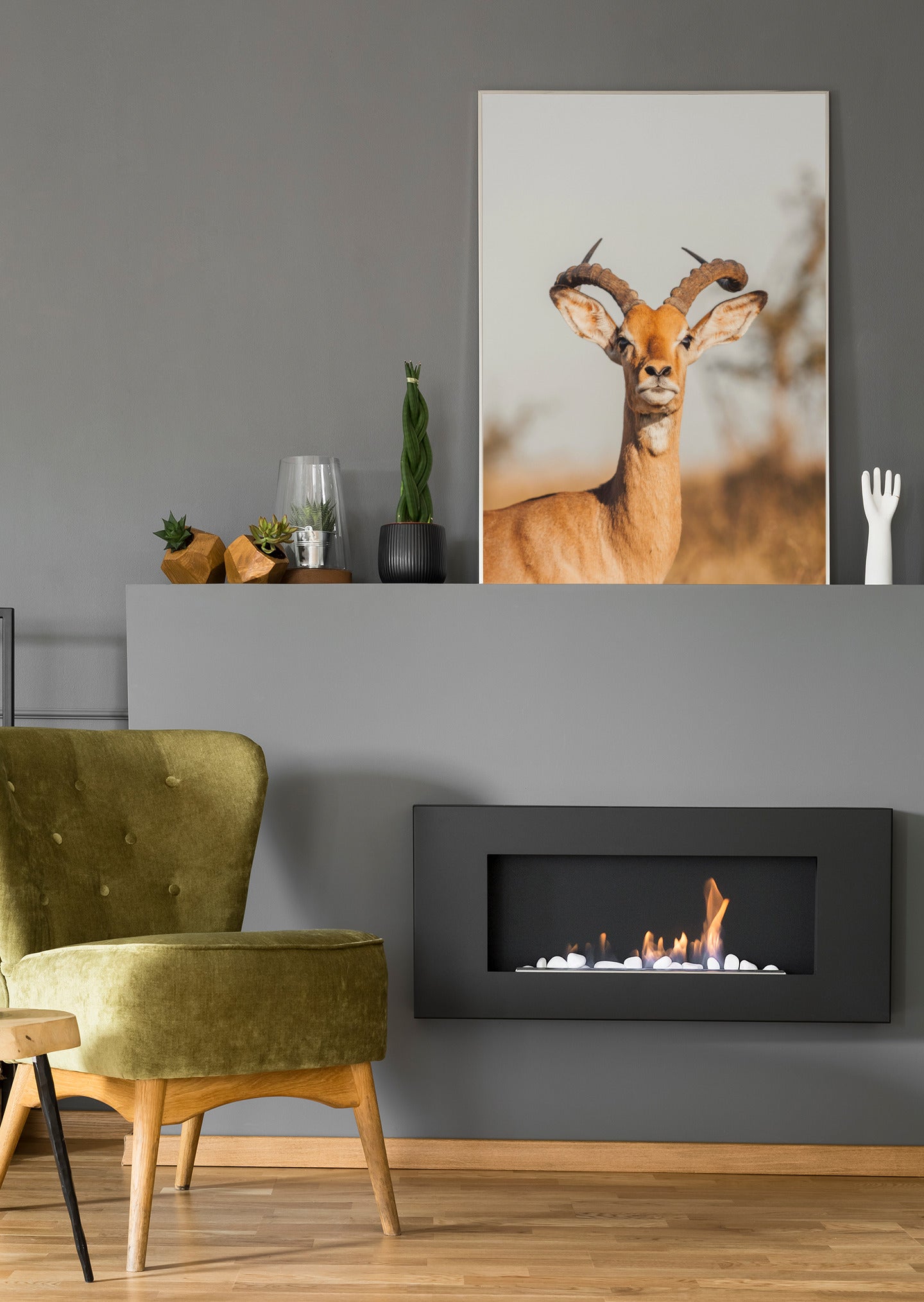 Hirsch-Geweih-Wandbild mit braunem Kopf und Antilopengeweih im Rahmen