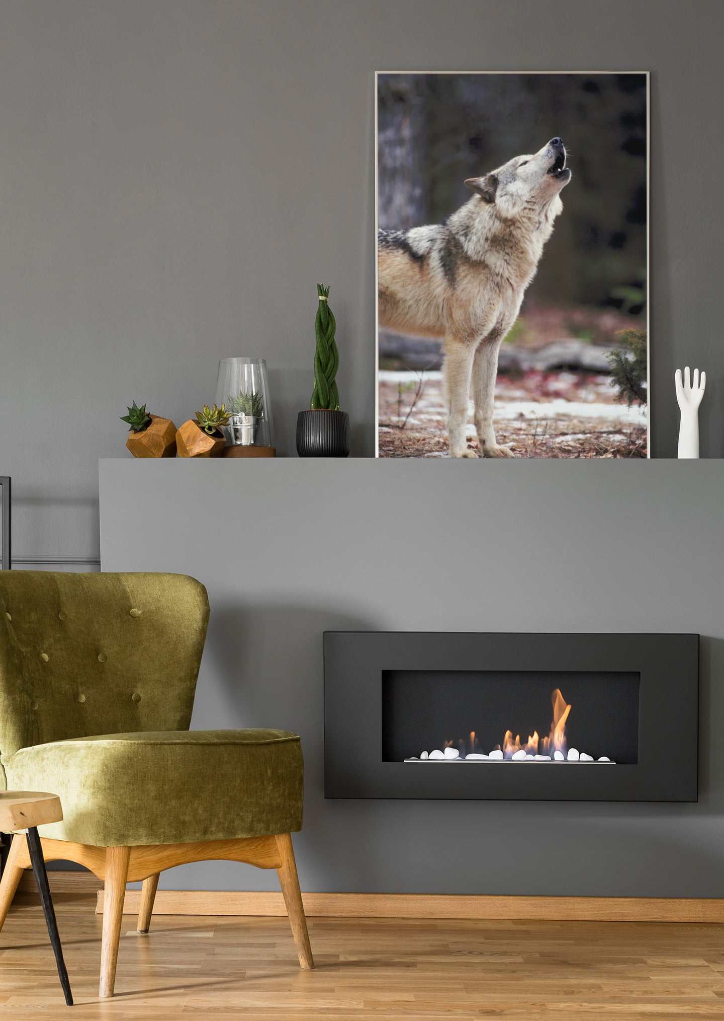 Wolf-Wandbild im Rahmen mit Blick auf einen heulenden Wolf