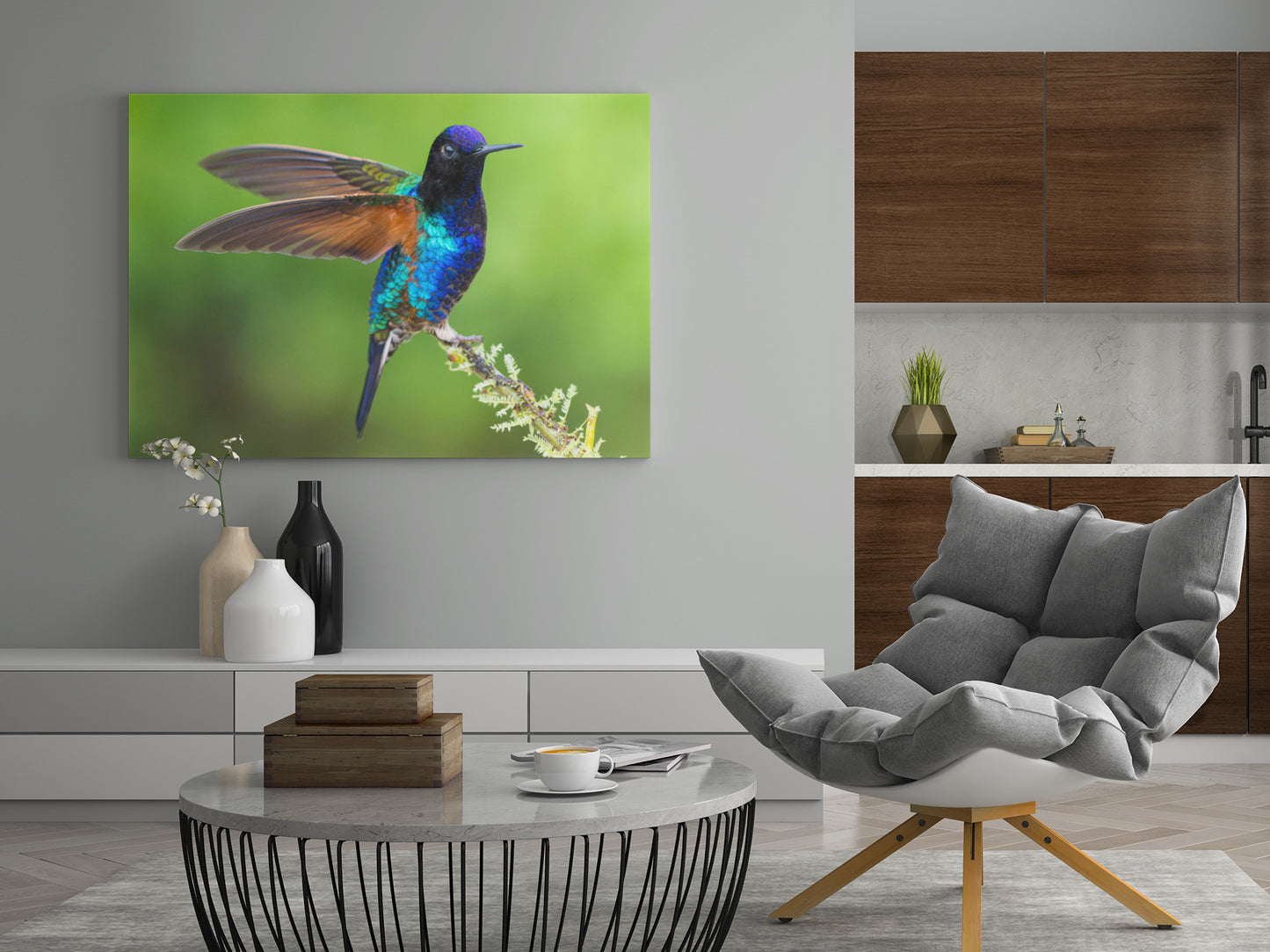 Vogelbild mit buntem Kolibri auf Ast, farbiger Vogel vor grünem Hintergrund