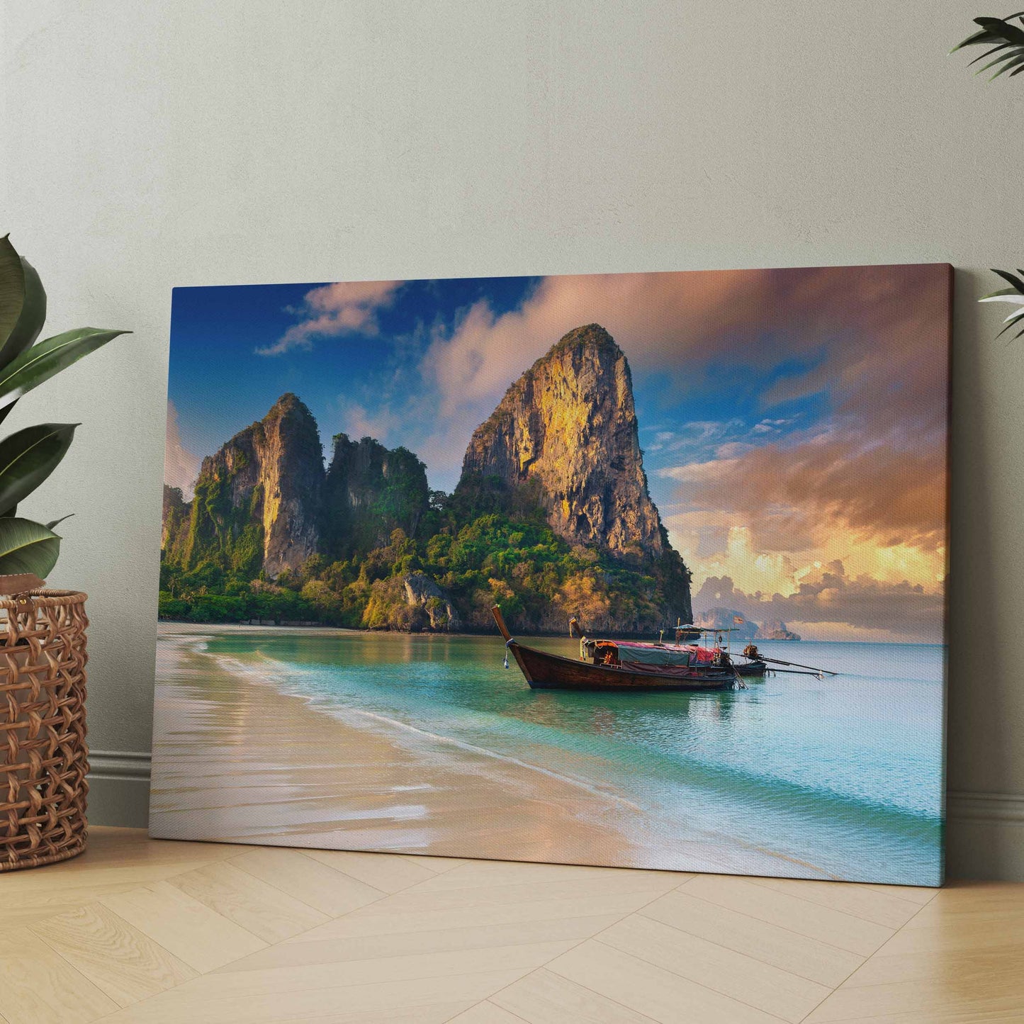 Leinwandbild mit Strand, Boot am Ufer und Felsen im Sonnenaufgangshimmel