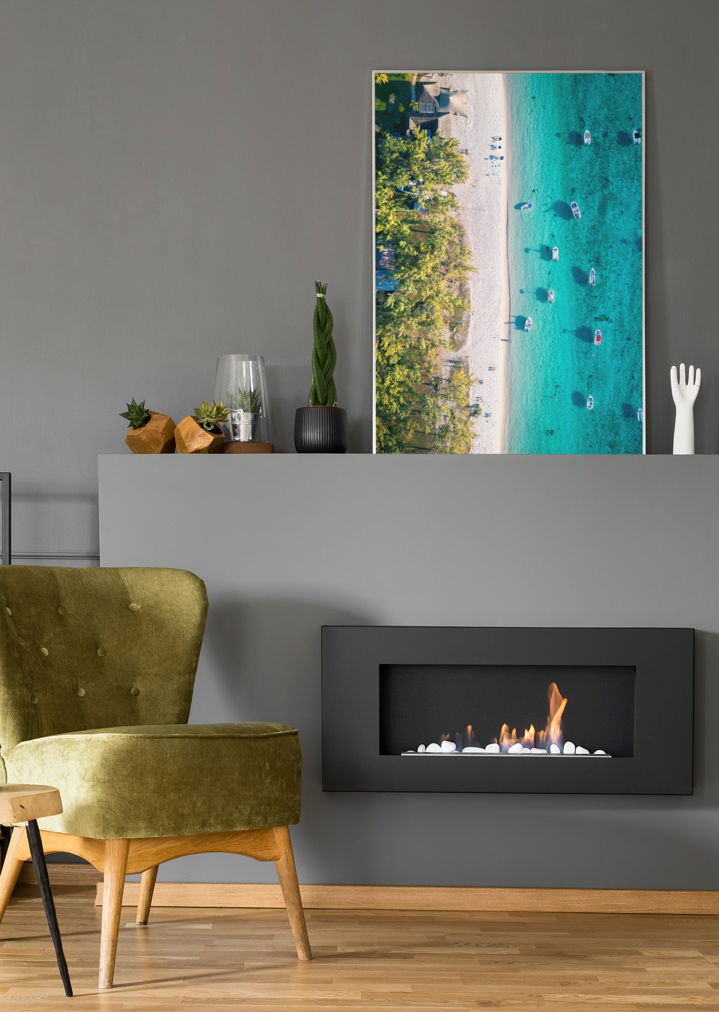 Gerahmtes Strandbild als Poster oder Leinwand: Luftaufnahme mit türkisfarbenem Wasser und Booten