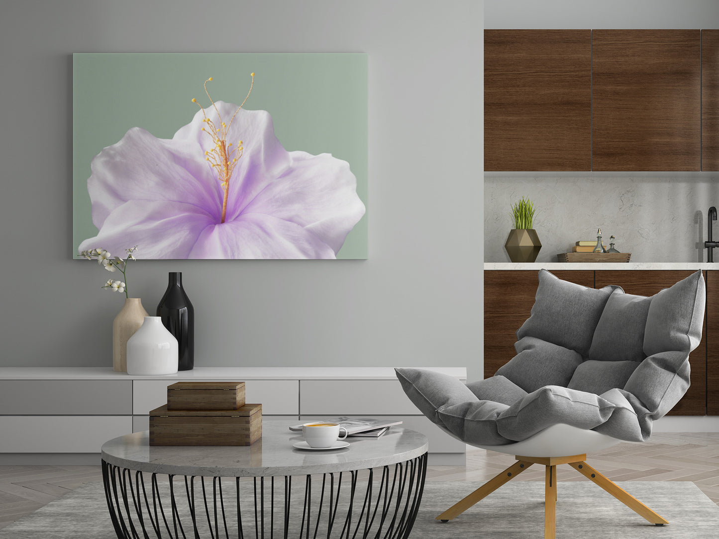An der Wand montiertes rechteckiges Bild mit lila Blüte auf grünlichem Hintergrund