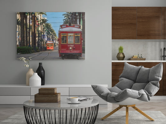 Straßenbahn-Wandkunst: roter Triebwagen und weiterer Straßenbahnzug im Bild