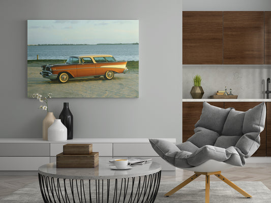 Leinwandbild mit orangefarbenem Oldtimer und Landschaftsmotiv am See
